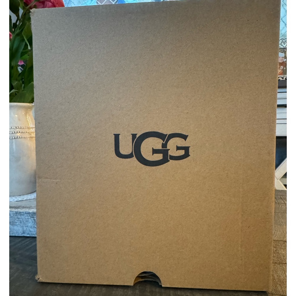 UGG Fluffita Slides Sz 5
$65 
Size: 5
|